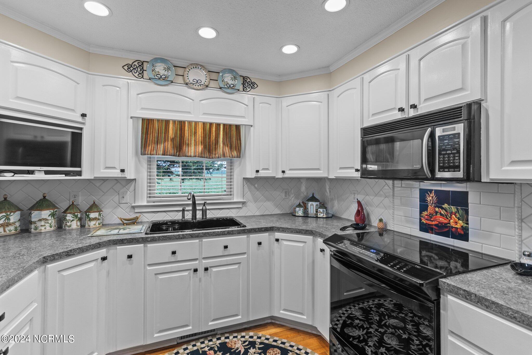 411 Taylor Heath Road Kinston, NC 28501 - Photo 15 of 49 Kitchen