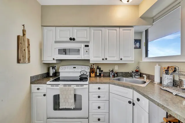 $385,000 | 1900 South Ocean Drive, Unit 1702, Fort Lauderdale, FL 33316