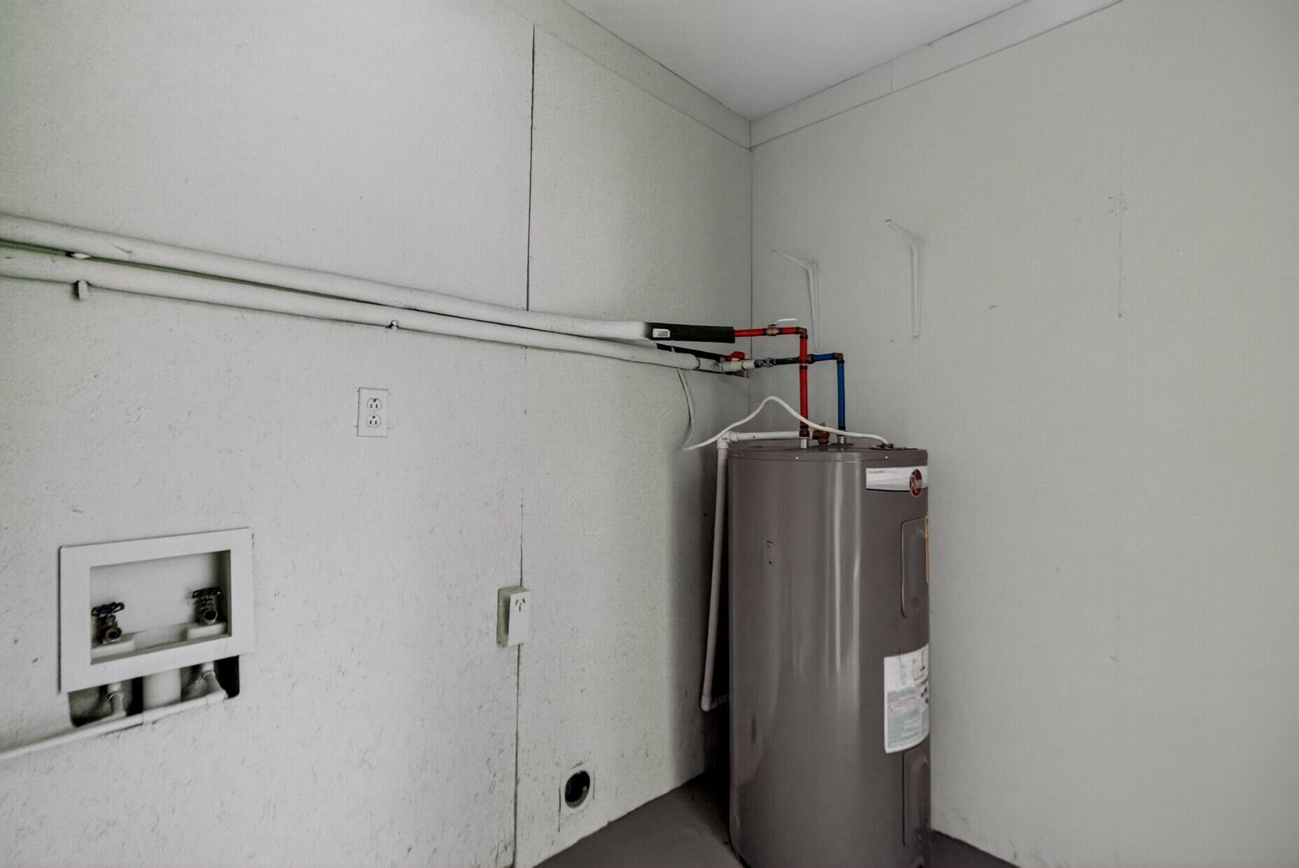 1824 Highway 61 Ridgeville, SC 29472 - Photo 29 of 35 29. Laundry room with water heater