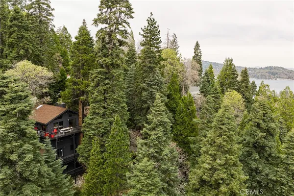 $695,000 | 555 Dover Court, Lake Arrowhead, CA 92352