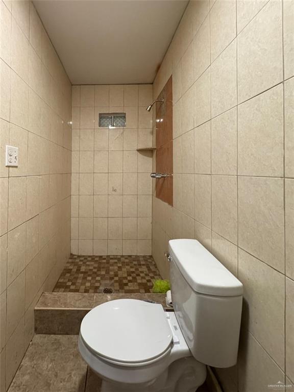23960 North Texan Road Edinburg, TX 78541 - Photo 17 of 31 a bathroom with a toilet