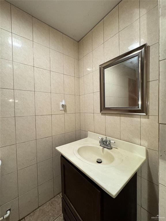 23960 North Texan Road Edinburg, TX 78541 - Photo 18 of 31 a bathroom with a sink toilet and mirror