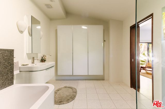 $3,130,000 | 5523 Tuxedo Terrace, Los Angeles, CA 90068