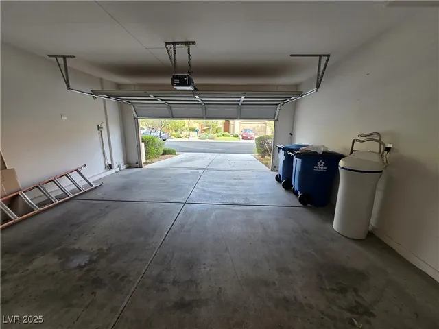 $2,000 | 10601 Cave Ridge Street, Las Vegas, NV 89179