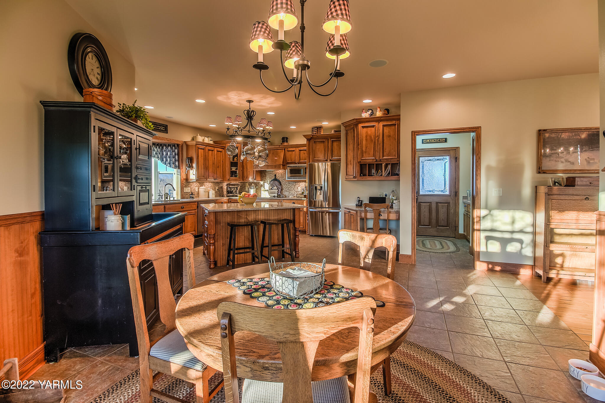 11392 Zier Road Yakima, WA 98908 - Photo 14 of 47 a view of a dining room with furniture