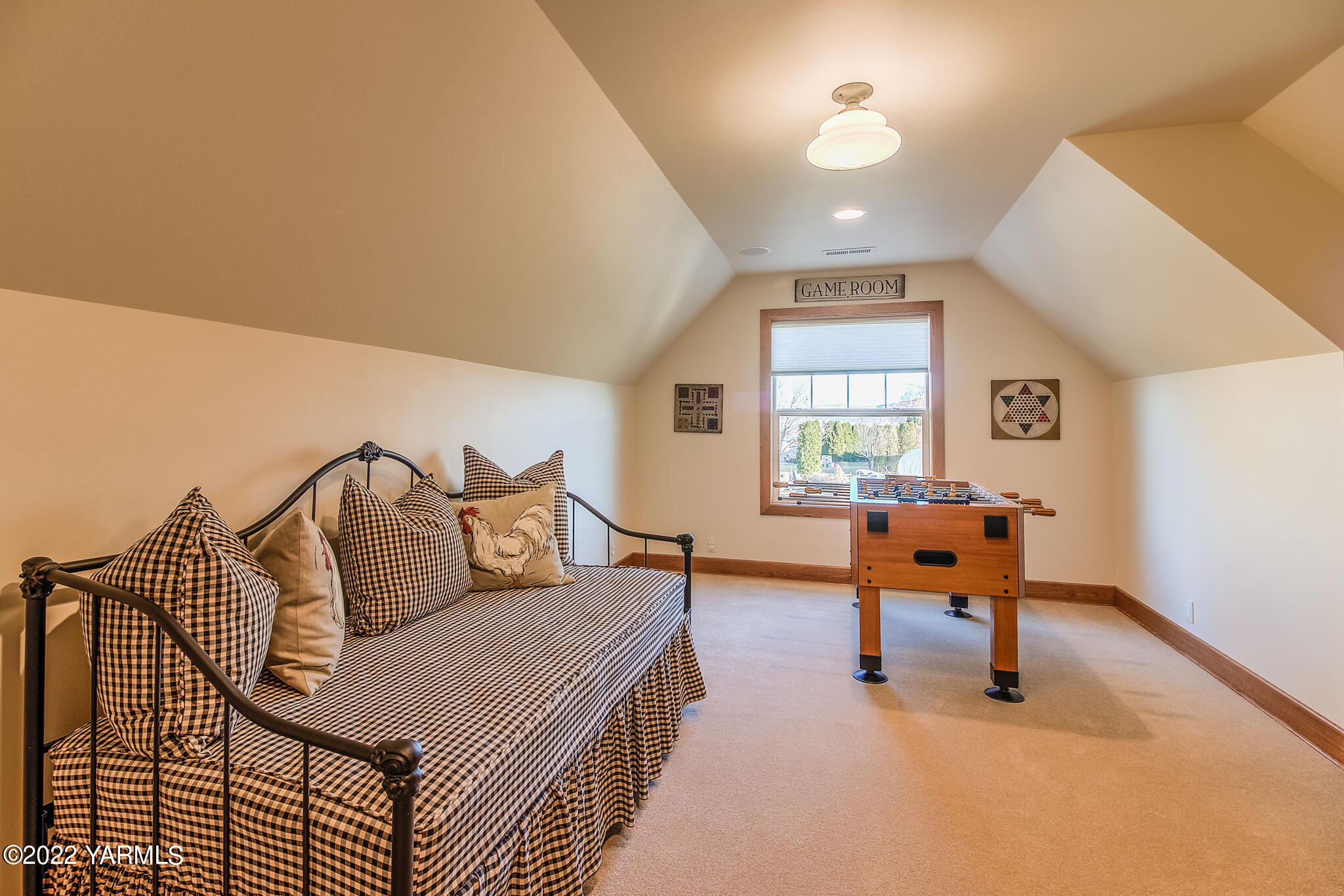 11392 Zier Road Yakima, WA 98908 - Photo 23 of 47 a living room with furniture and a window