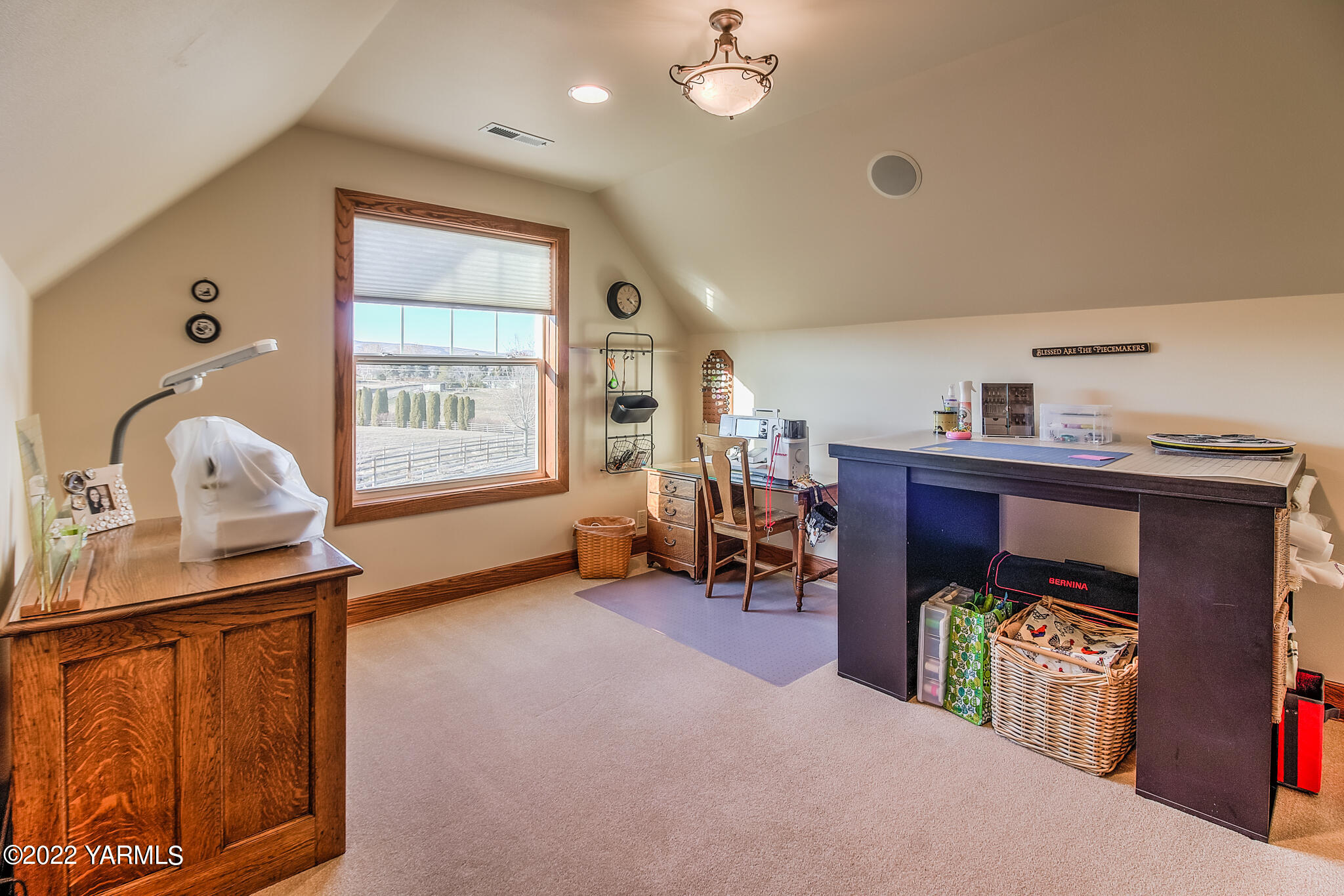 11392 Zier Road Yakima, WA 98908 - Photo 24 of 47 a living room with furniture and a window