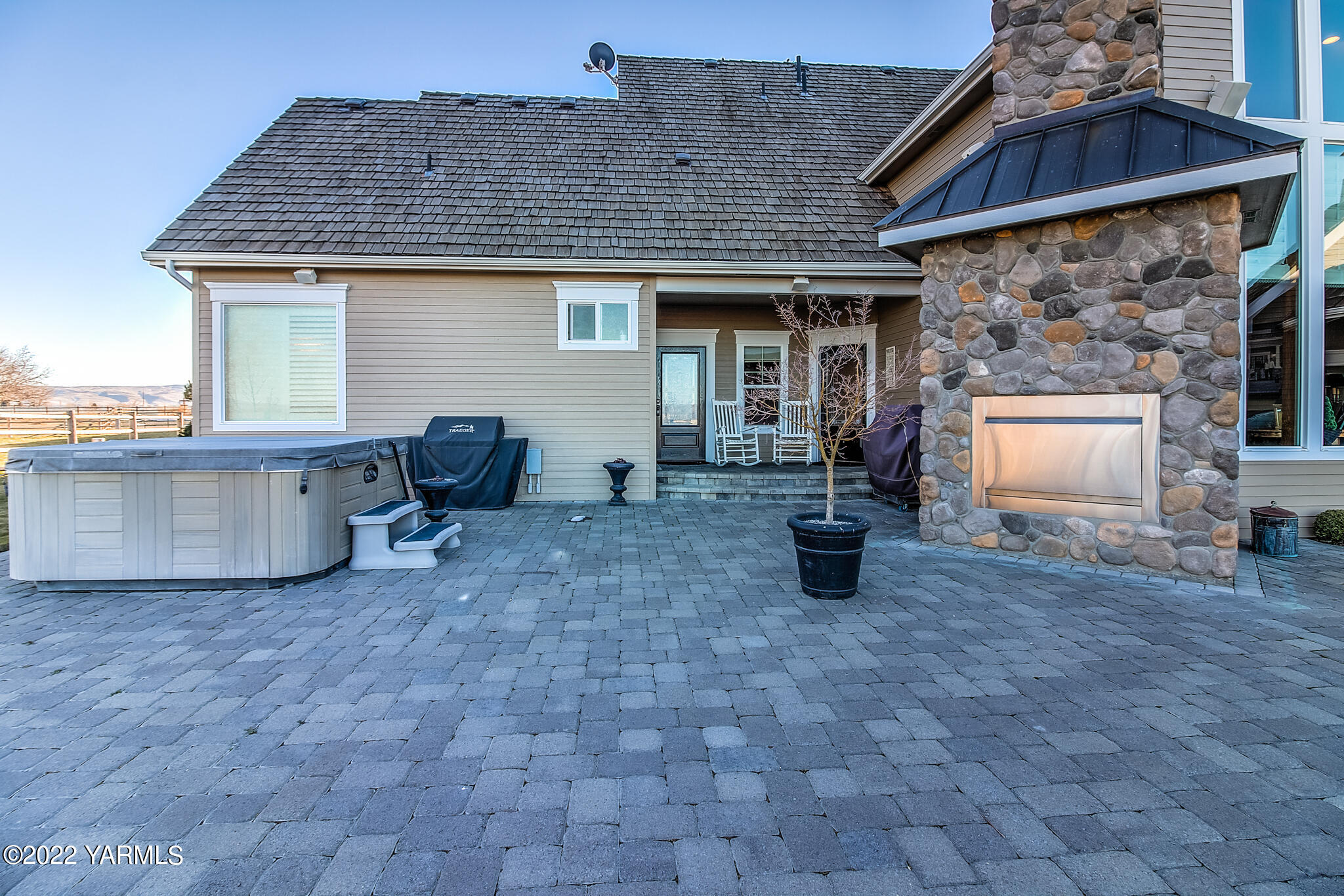 11392 Zier Road Yakima, WA 98908 - Photo 27 of 47 a view of a patio with table and chairs