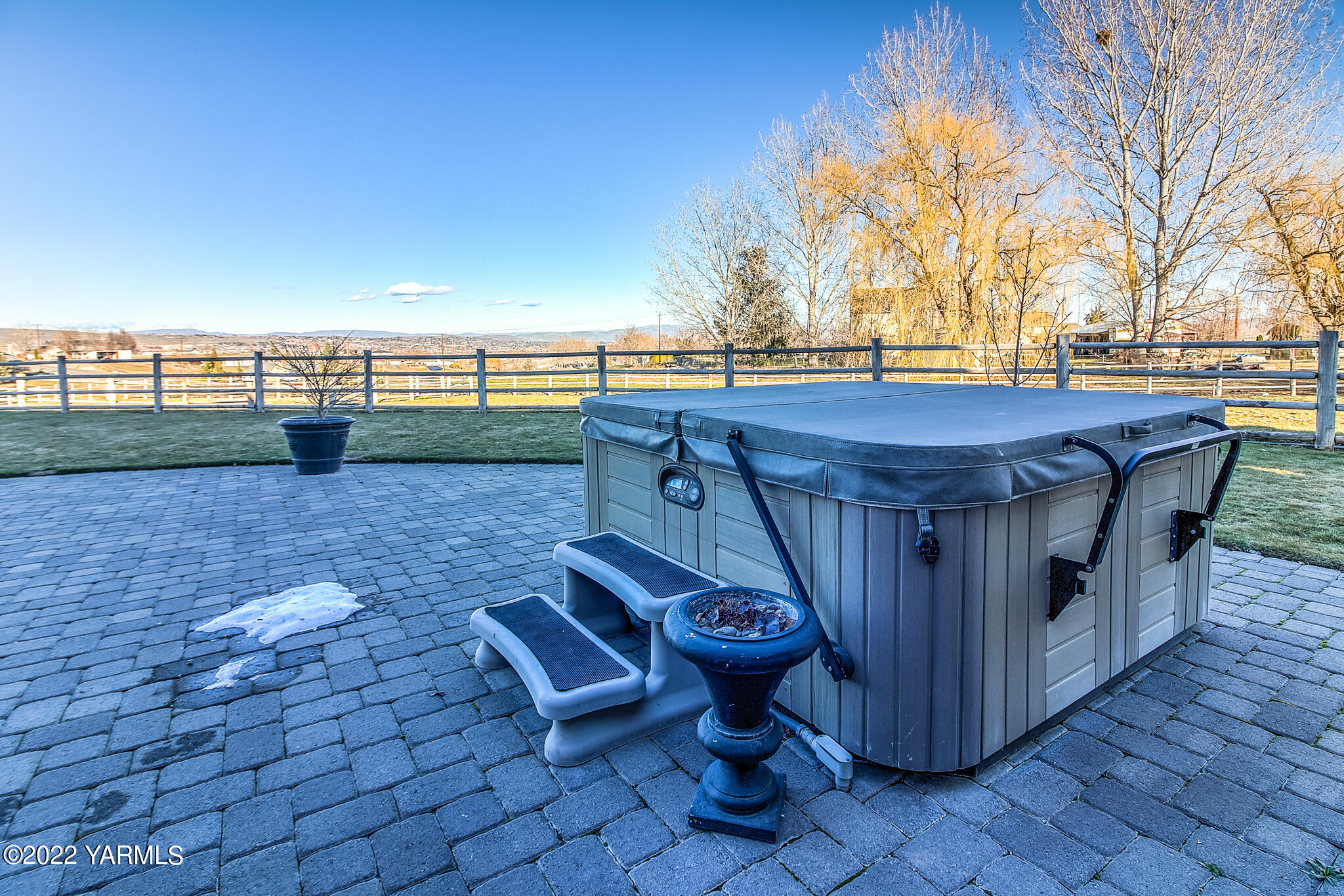 11392 Zier Road Yakima, WA 98908 - Photo 28 of 47 a view of a deck with chairs and wooden fence