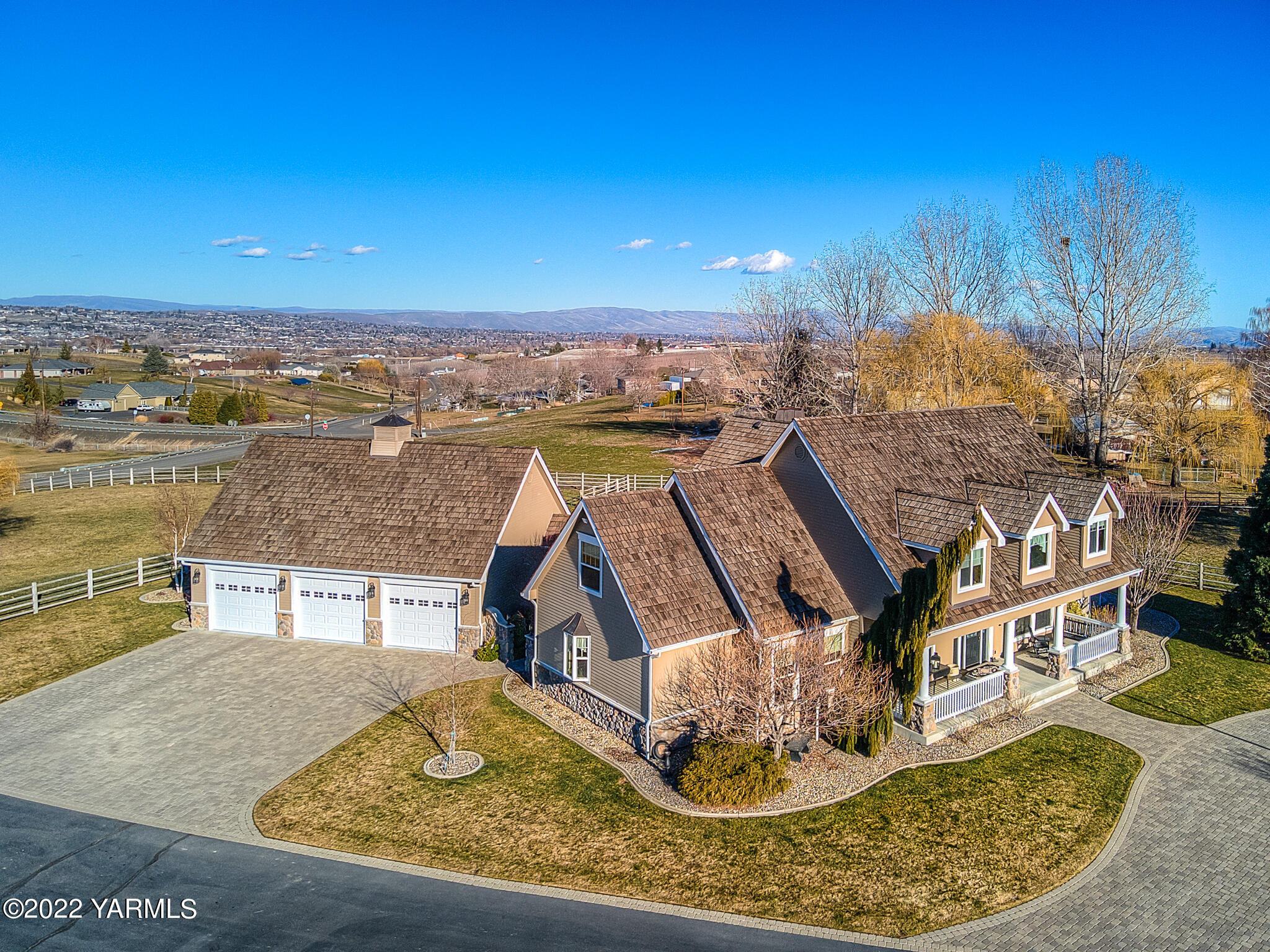 11392 Zier Road Yakima, WA 98908 - Photo 40 of 47 a view of a swimming pool with an ocean view
