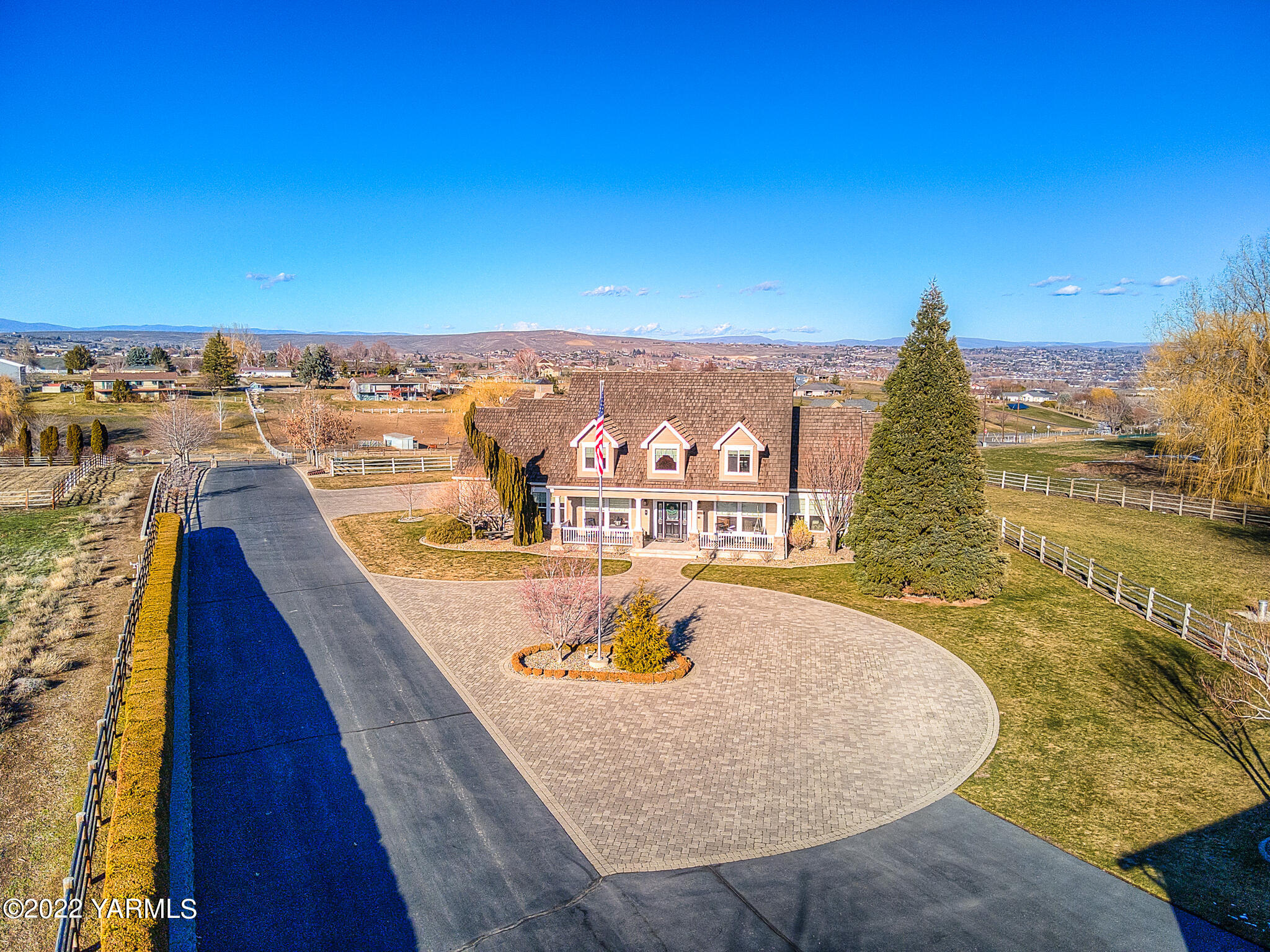 11392 Zier Road Yakima, WA 98908 - Photo 41 of 47 a view of a swimming pool with a lake view