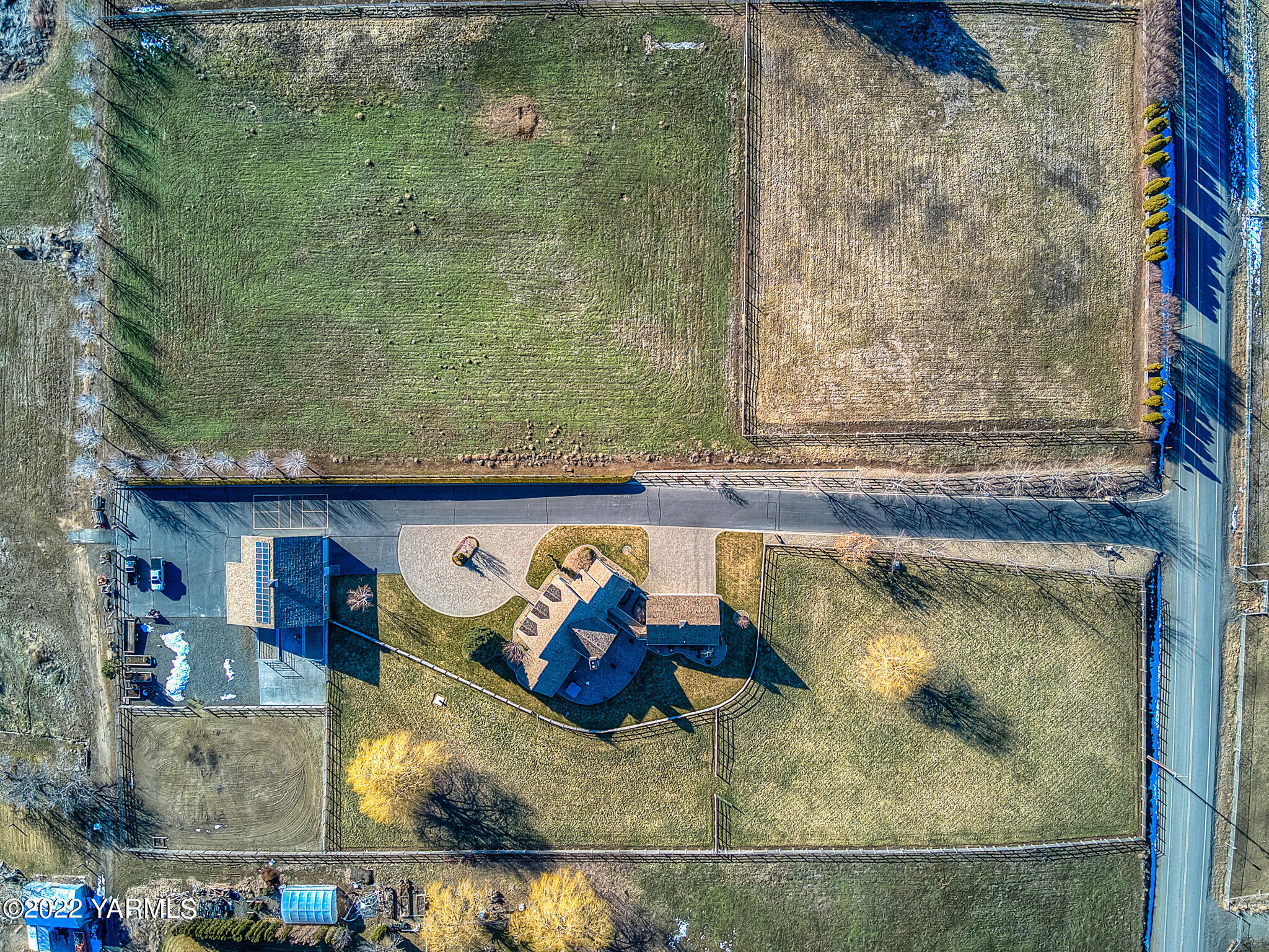 11392 Zier Road Yakima, WA 98908 - Photo 45 of 47 a room with a wooden floor and a wall