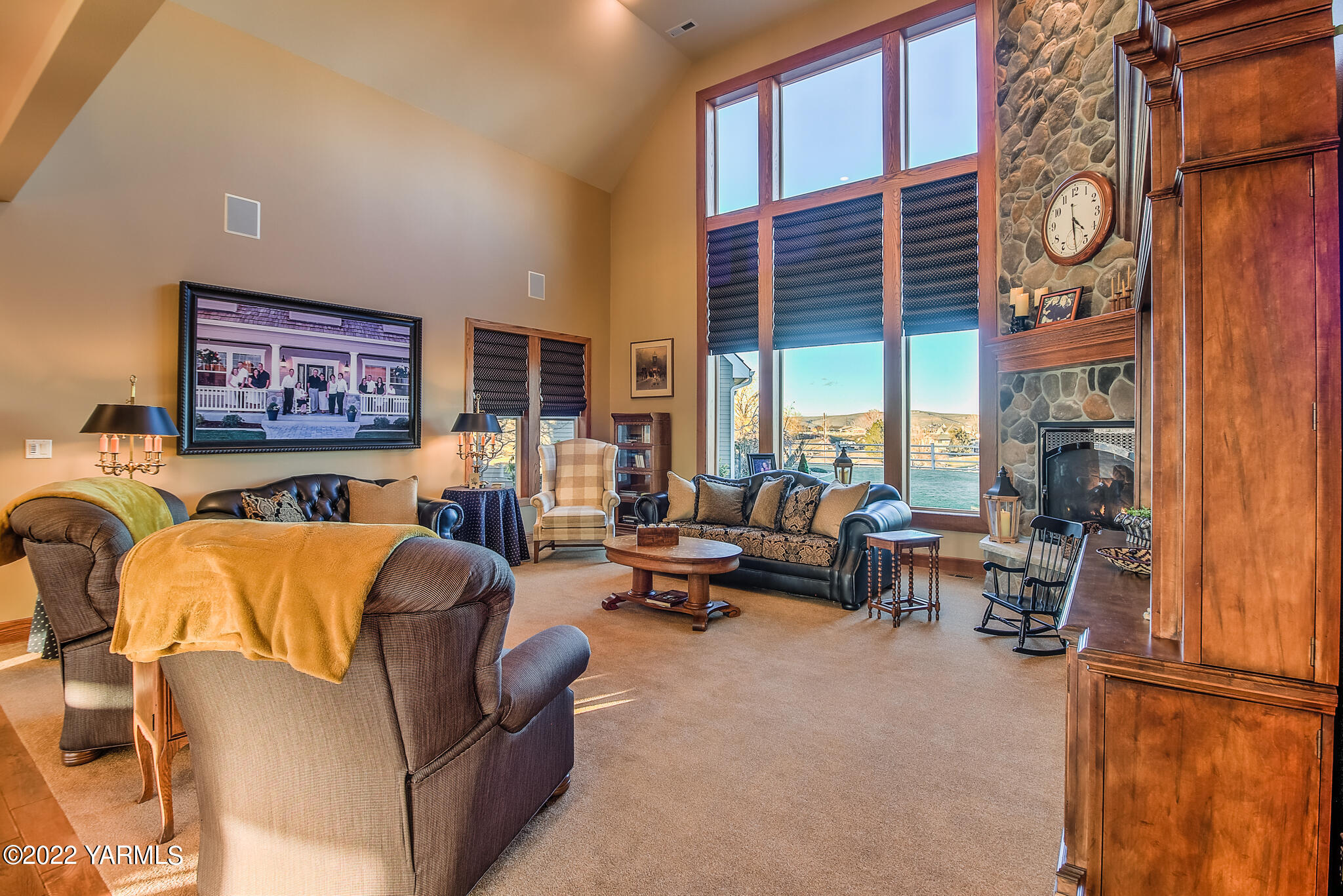 11392 Zier Road Yakima, WA 98908 - Photo 5 of 47 a living room with furniture and a large window