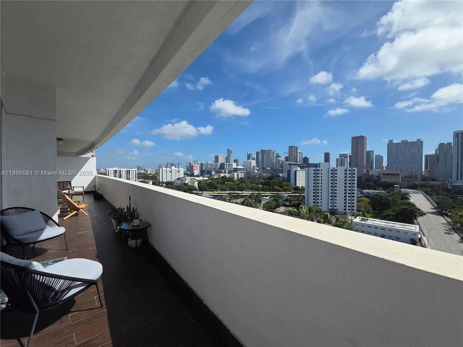 36 Northwest 6th Avenue, Unit TS9 Miami, FL 33128 - Photo 4 of 50 a balcony with city view
