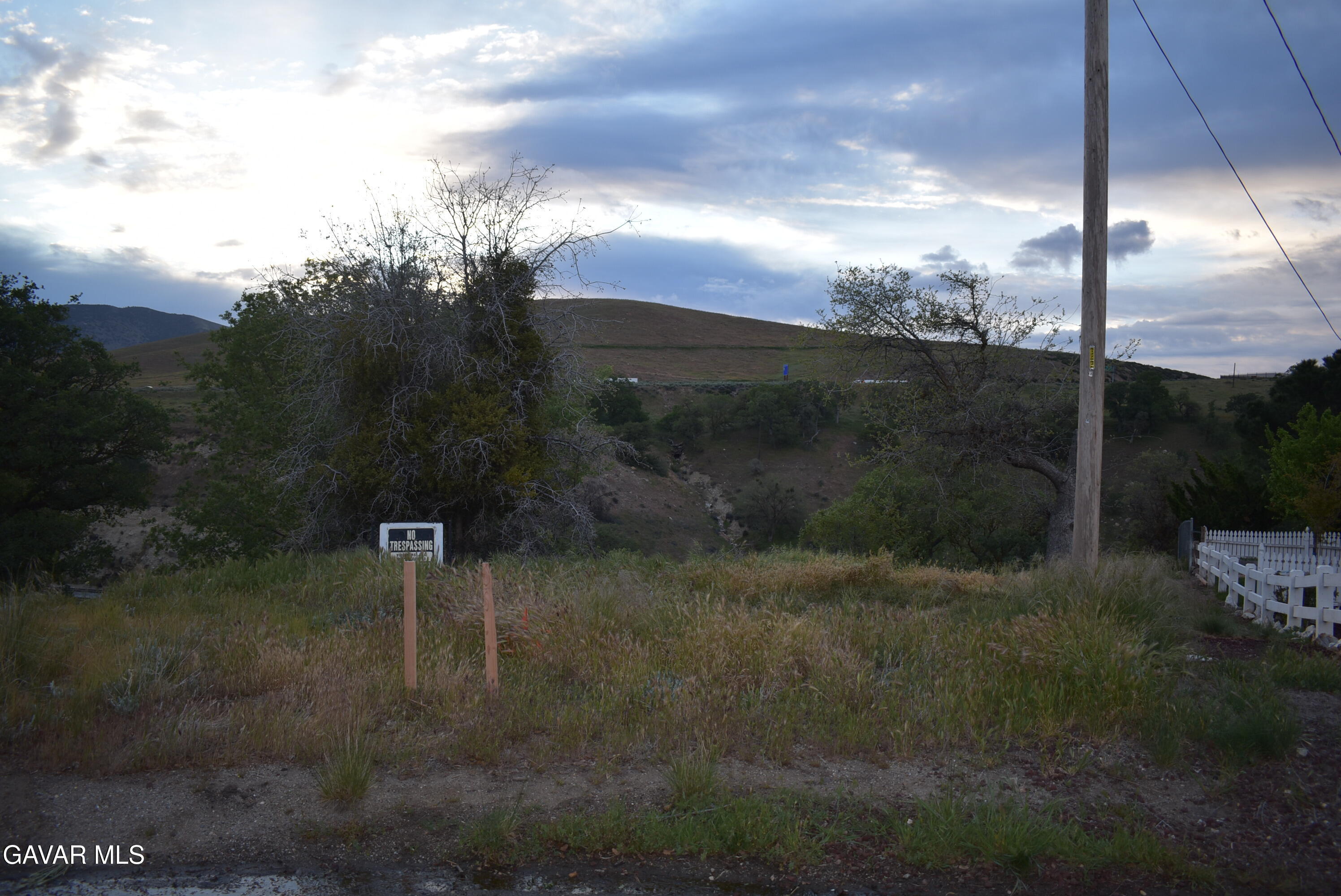 19300 Moon Drive Tehachapi, CA 93561 - Photo 11 of 13 a view of a yard