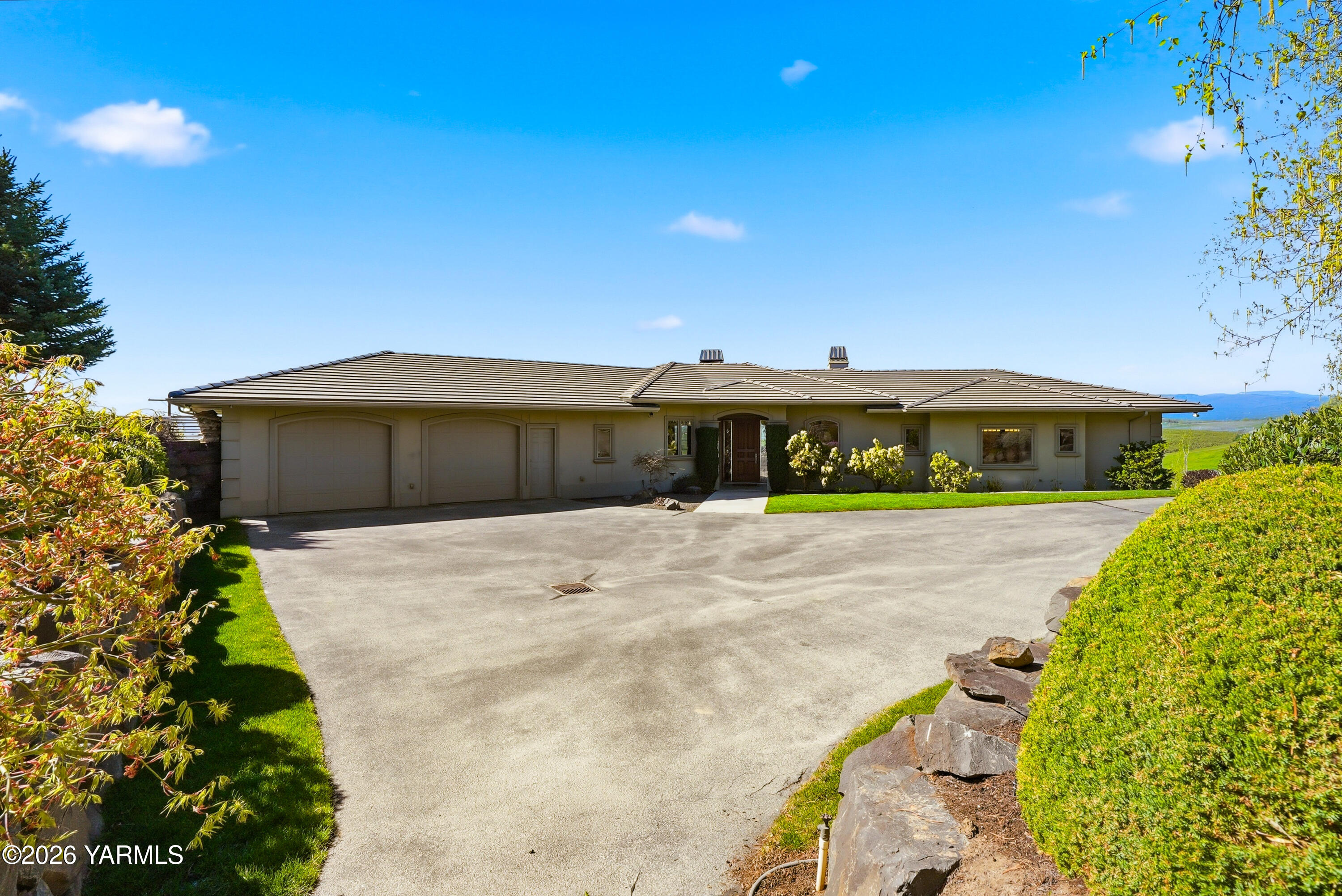 660 Noble Hill Road Yakima, WA 98908 - Photo 60 of 63 a front view of a house with a yard