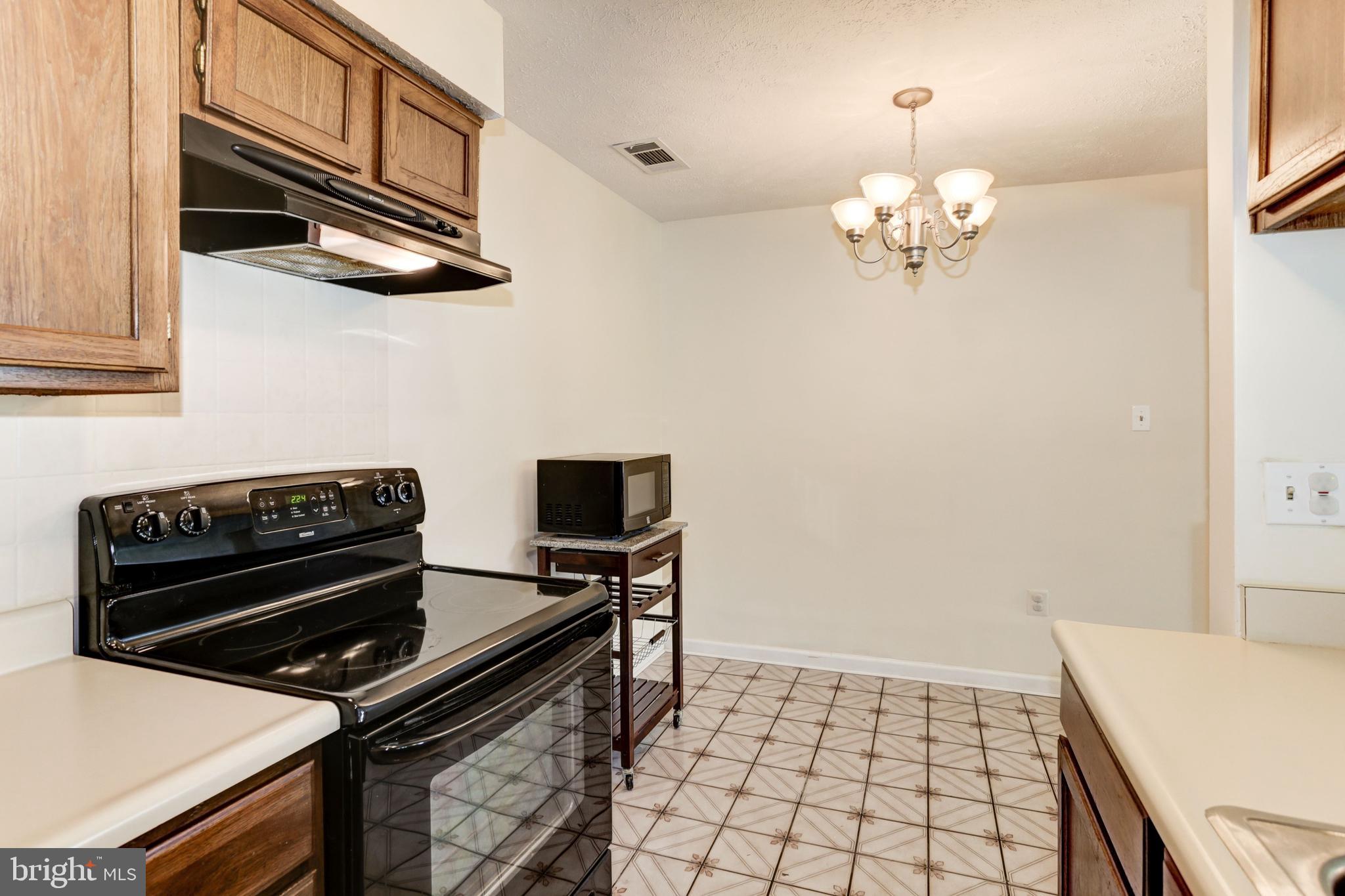 6470 Greenfield Road, Unit 1105 Elkridge, MD 21075 - Photo 18 of 35 Eat-In Kitchen