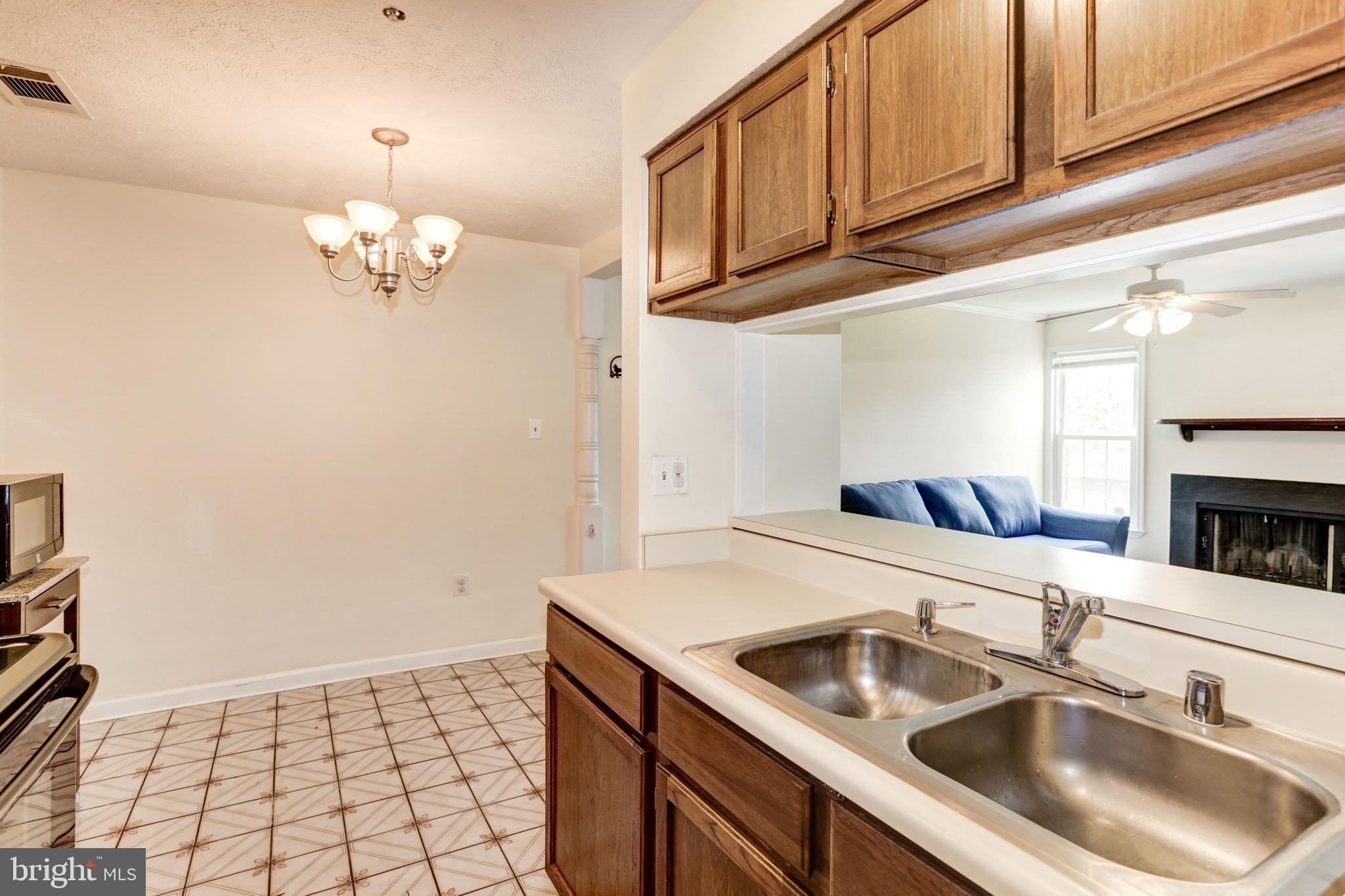 6470 Greenfield Road, Unit 1105 Elkridge, MD 21075 - Photo 19 of 35 Eat-In Kitchen