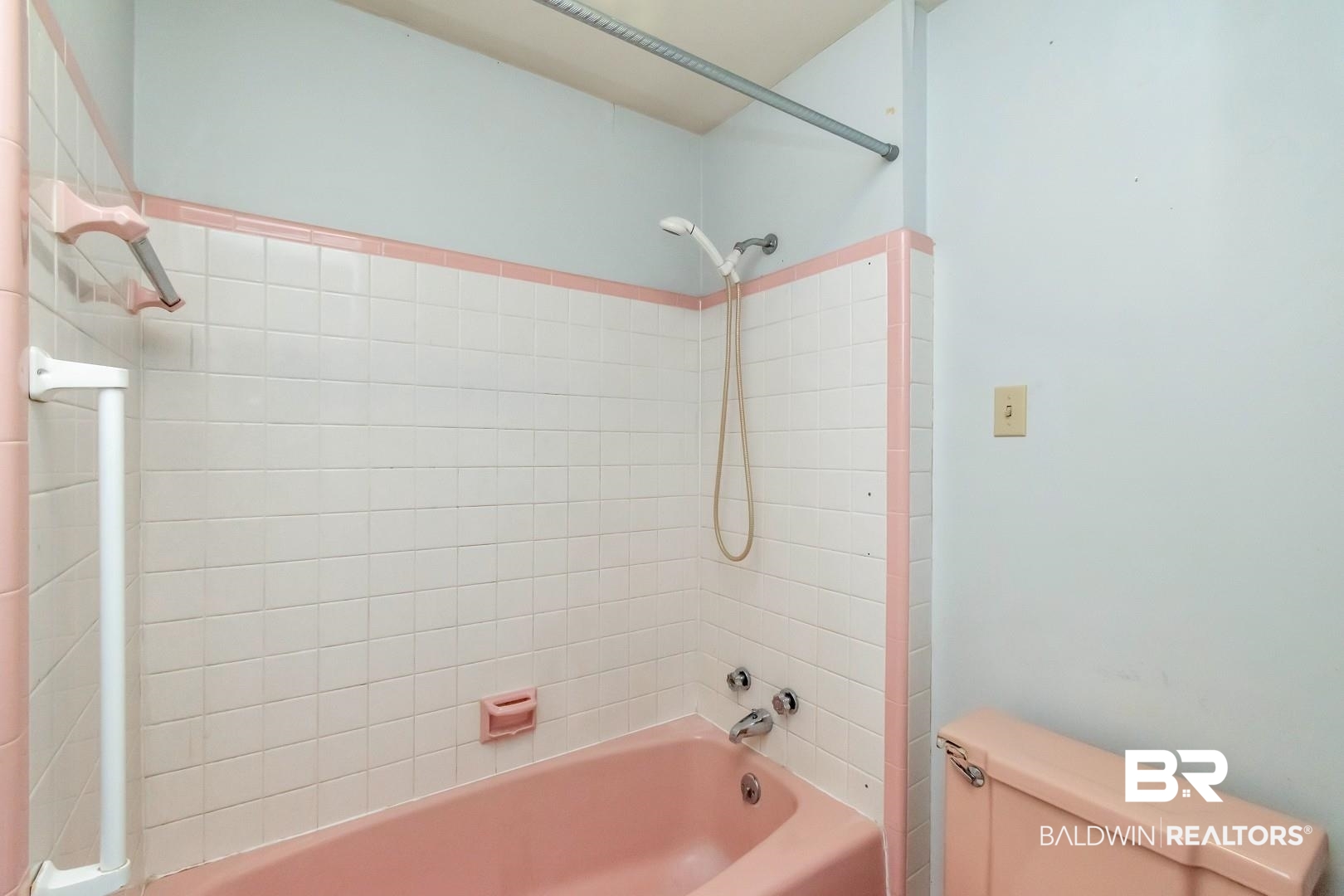 4543 Kingsway Drive Mobile, AL 36608 - Photo 19 of 28 Full bath featuring toilet and shower / washtub combination