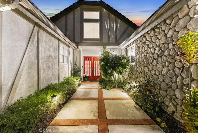 a view of a pathway with house on both side