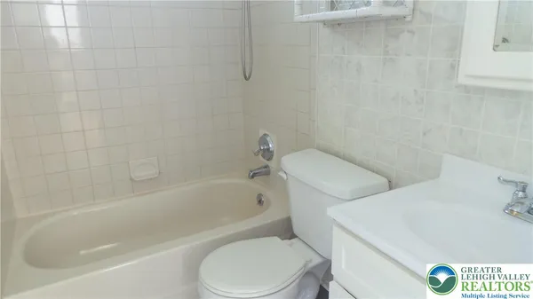 $76,900 | 15 Canterbury Court, Easton, PA 18040