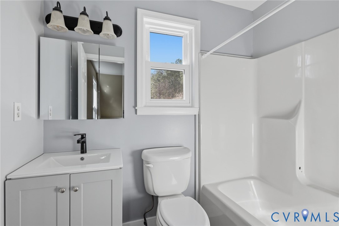 6240 Massey Road Spotsylvania, VA 22551 - Photo 17 of 42 attached full bath.