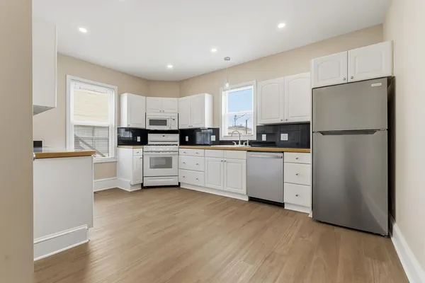 $2,800 | 142 Elliott Street, Unit 1, Beverly, MA 01915
