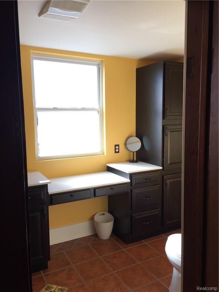 36769 Goddard Road Romulus, MI 48174 - Photo 18 of 34 Main floor bath
