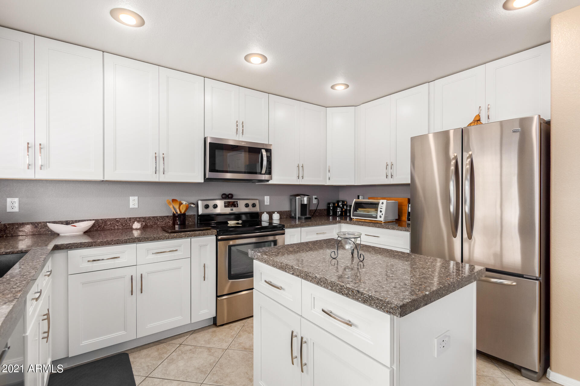 531 West Laredo Avenue Gilbert, AZ 85233 - Photo 12 of 35 Updated cabinets, quartz & appliances