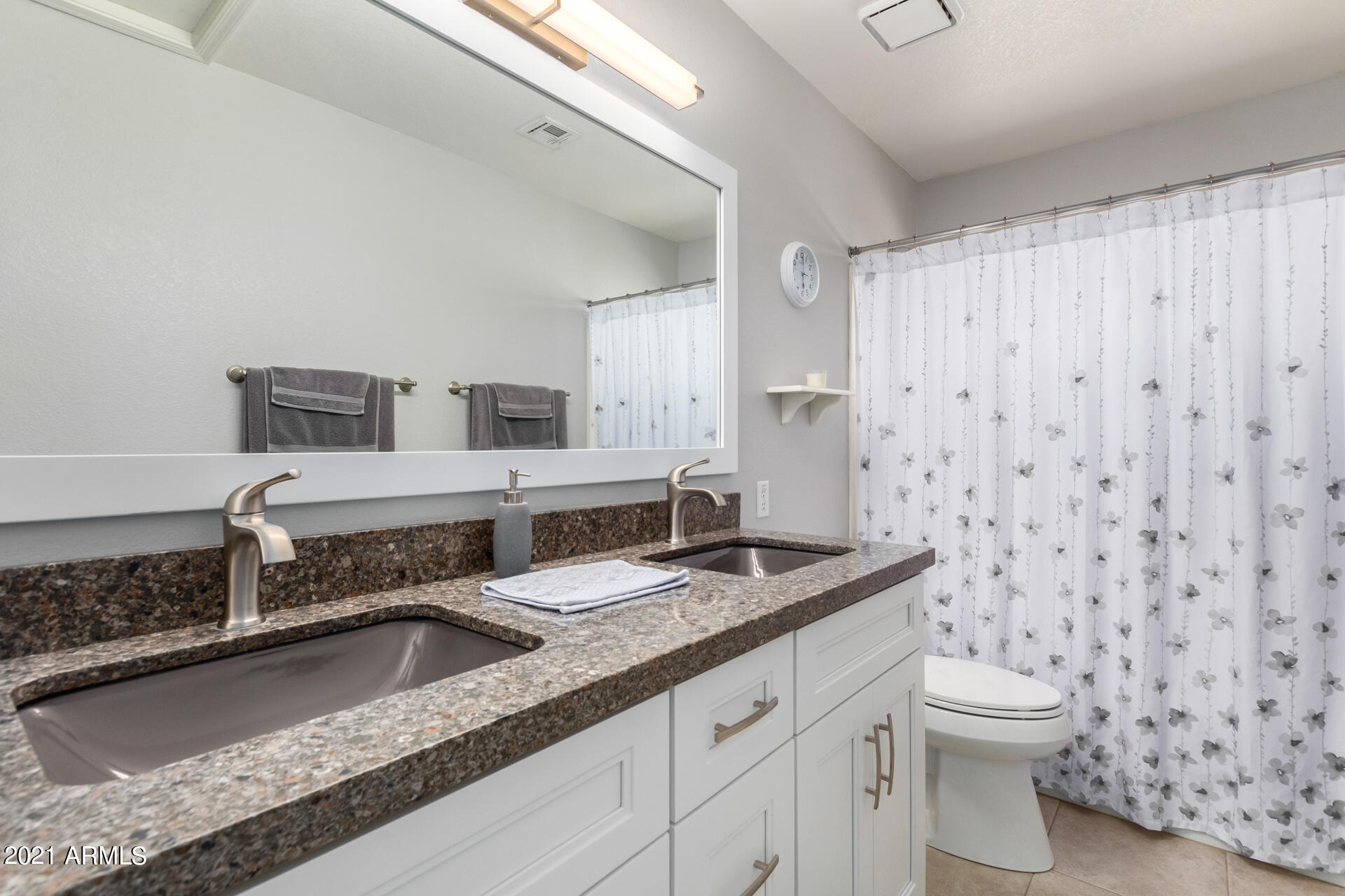 531 West Laredo Avenue Gilbert, AZ 85233 - Photo 25 of 35 Large secondary bath with dual sinks!