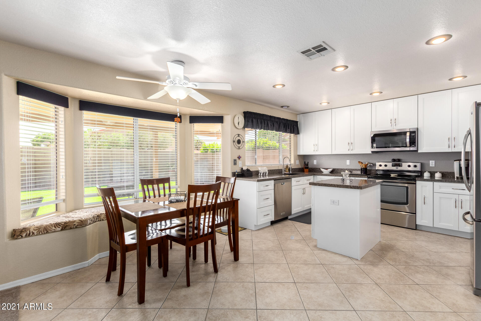 531 West Laredo Avenue Gilbert, AZ 85233 - Photo 9 of 35 Eat in kitchen with bayed dinette area