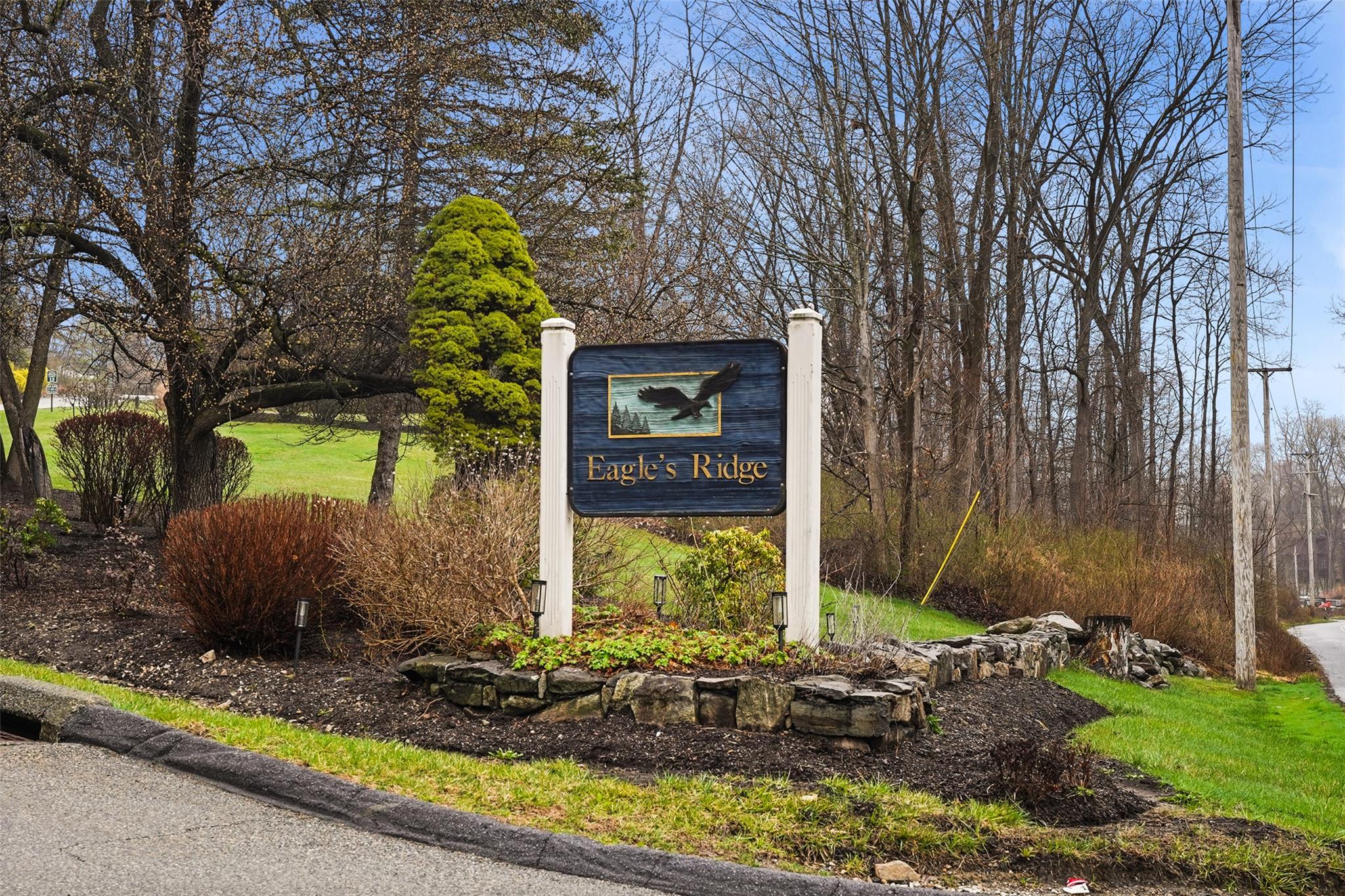 a sign that is sitting on a brick wall