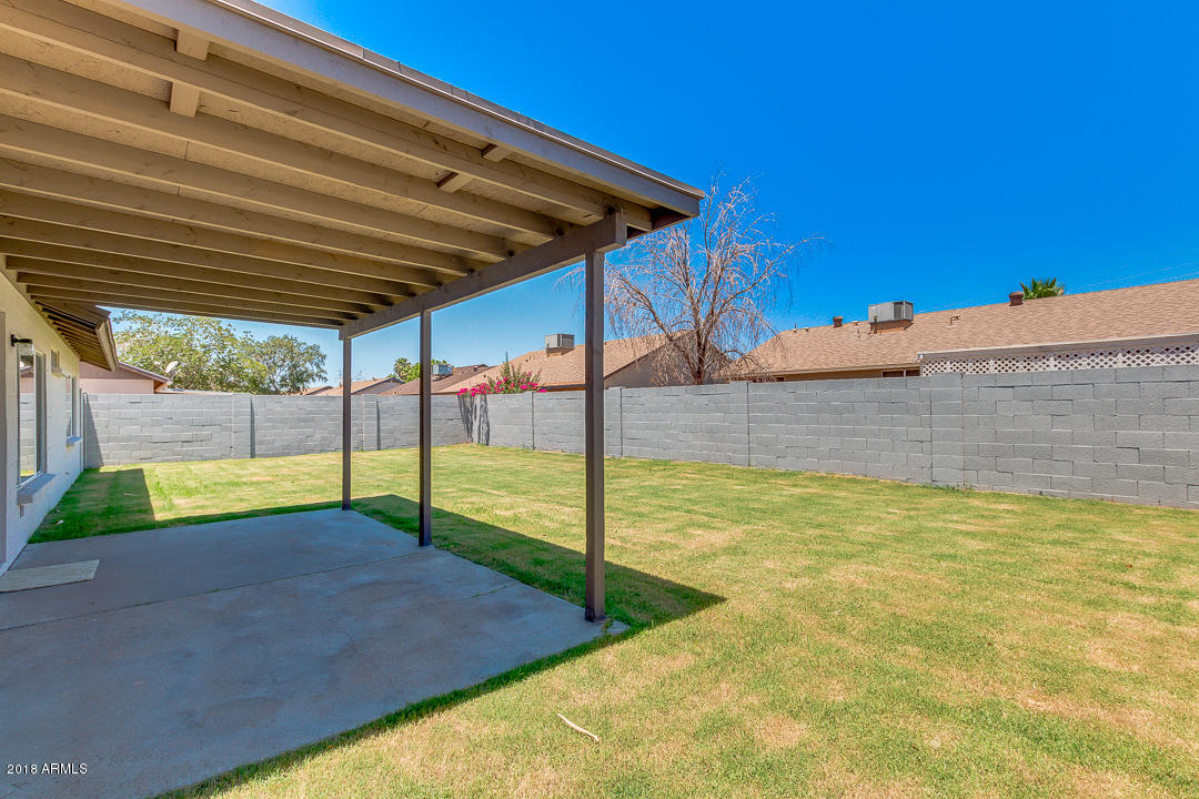 6320 Casper Road Mesa, AZ 85205 - Photo 34 of 35 a view of a backyard with swimming pool