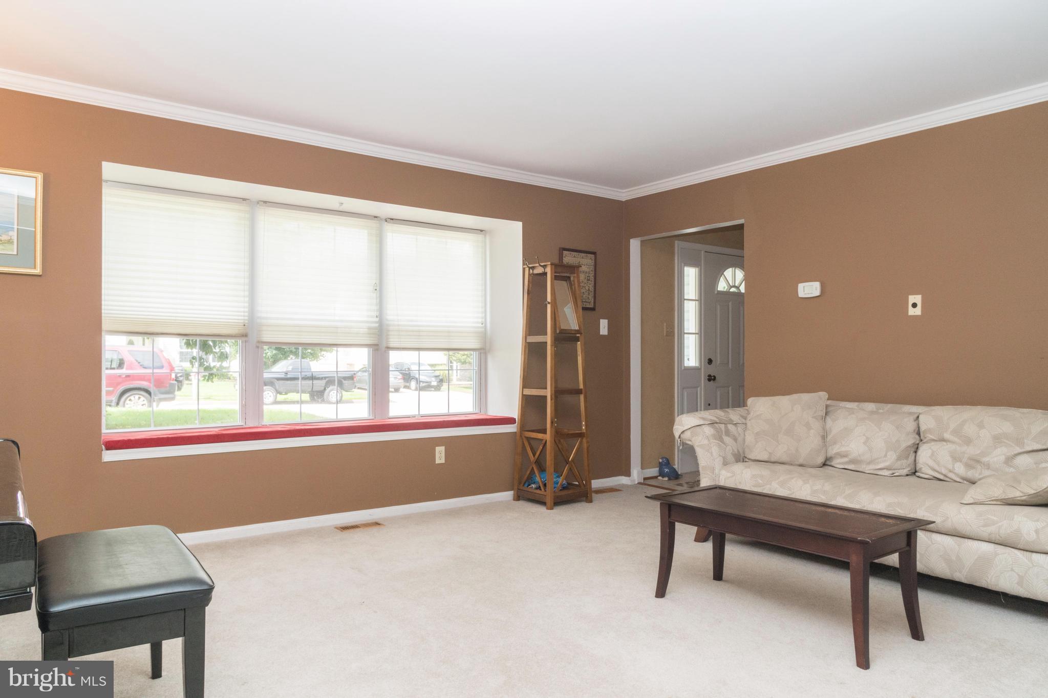 9409 Gunview Road Baltimore, MD 21236 - Photo 6 of 28 Living Room