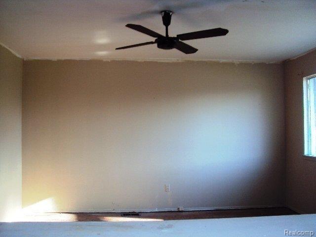 14585 Stephens Road Warren, MI 48089 - Photo 12 of 24 261-711883 - Living Area - Off K