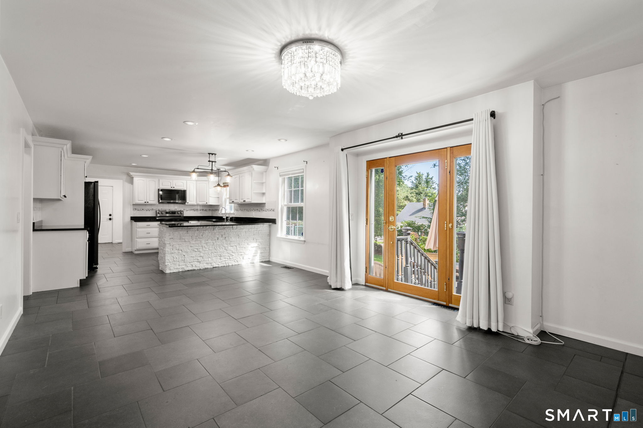 141 Briar Hill Road Groton, CT 06340 - Photo 13 of 40 Large open concept family room!