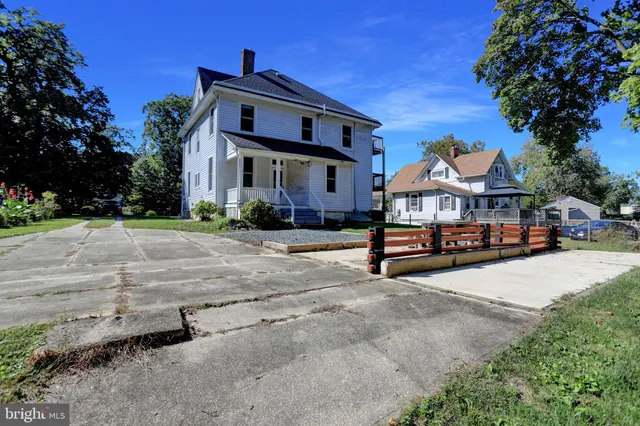 a view of backyard with a garden and trees