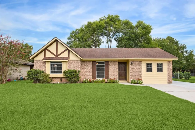 $2,150 | 108 Annette Lane, Friendswood, TX 77546