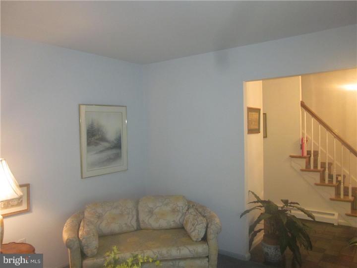 204 Boxwood Lane Springfield, PA 19064 - Photo 4 of 17 Living Room
