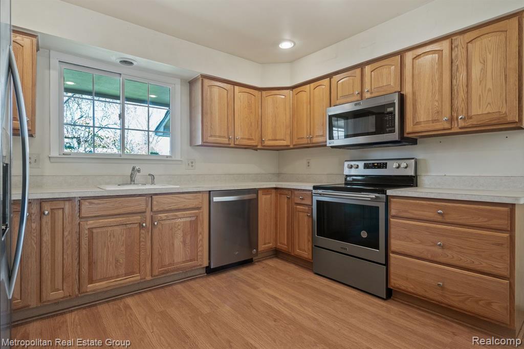 29607 High Valley Road Farmington Hills, MI 48331 - Photo 10 of 27