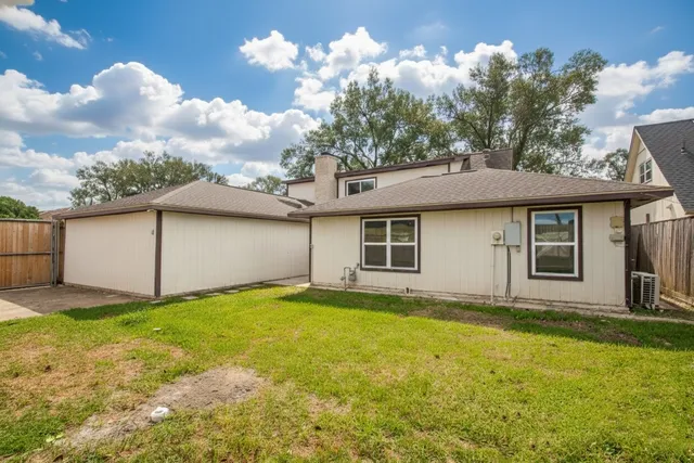 a view of a house with a yard