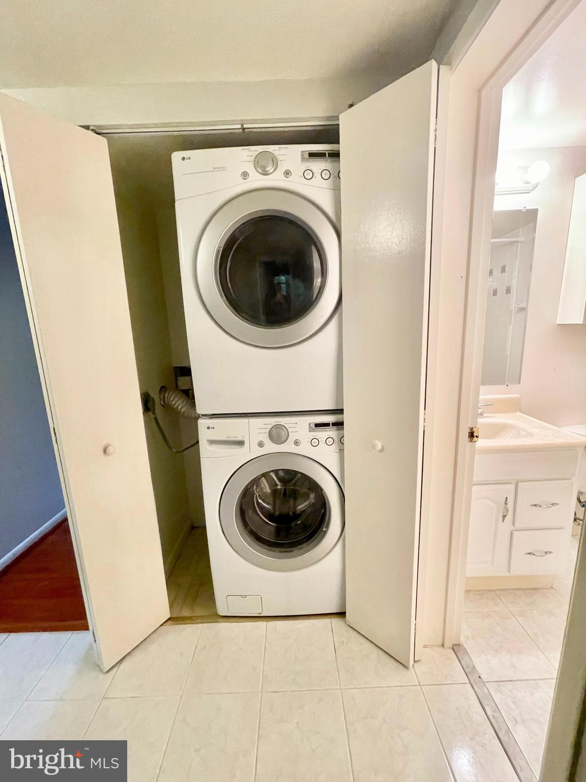 11623 Stoneview Square, Unit 11C Reston, VA 20191 - Photo 27 of 32 Washer Dryer