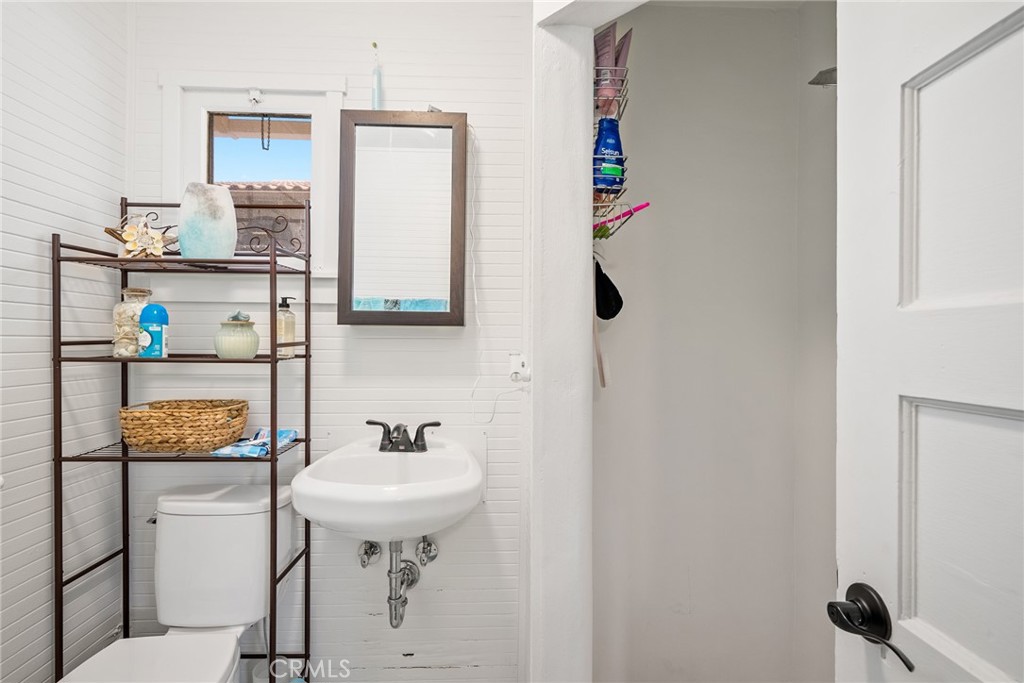 1444 Oak Street Paso Robles, CA 93446 - Photo 29 of 40 a bathroom with a sink and mirror