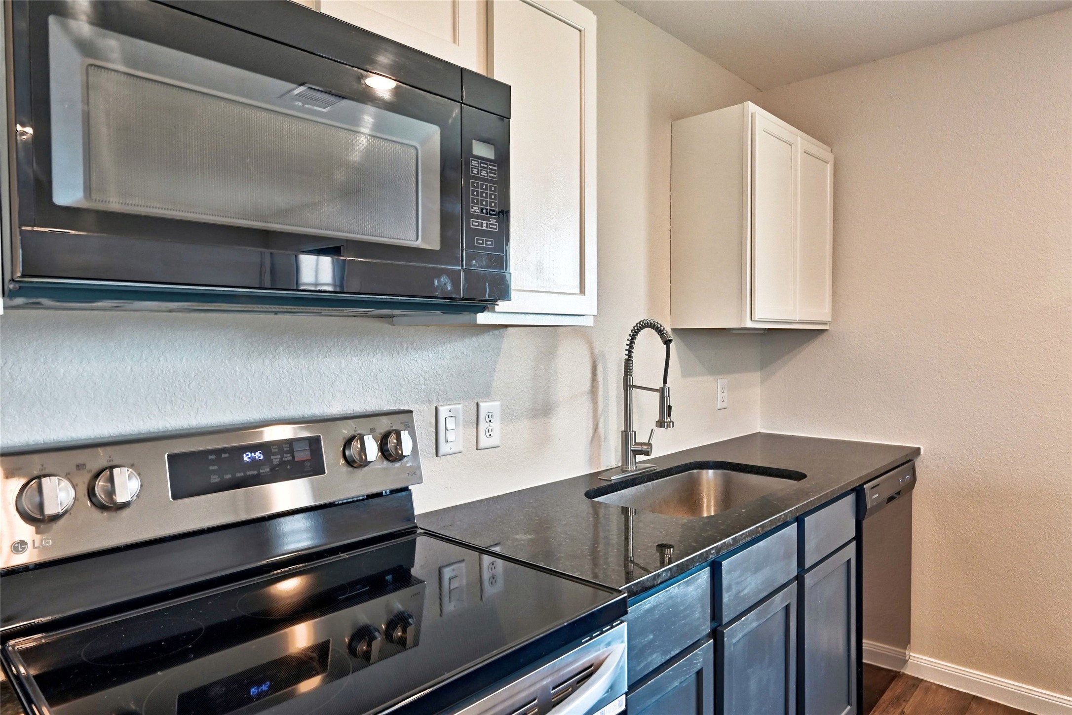 16623 Colleen Place Conroe, TX 77306 - Photo 13 of 44 Black appliances and granite countertops create a sleek look.