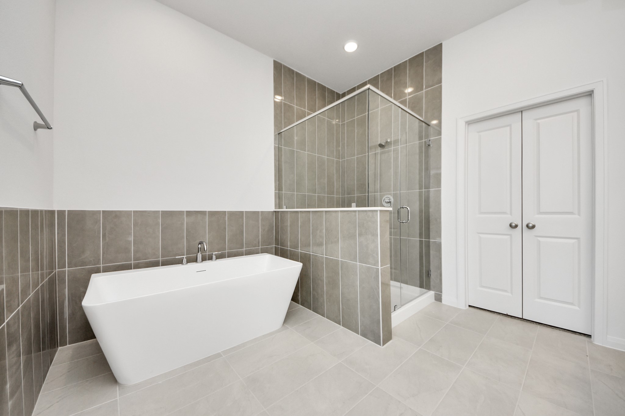 363 Legacy Point, Unit A Sealy, TX 77474 - Photo 12 of 26 a bathroom with a bathtub