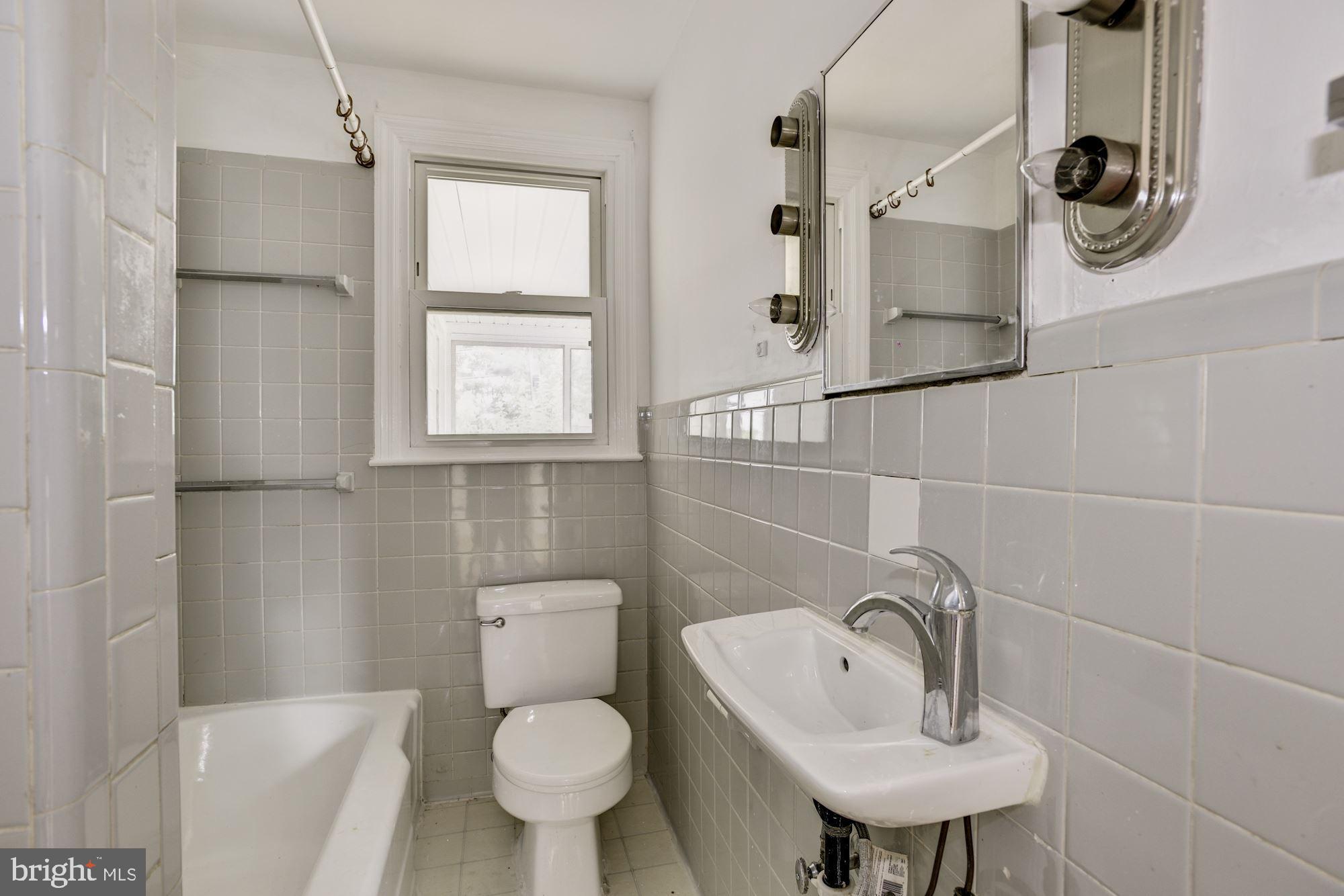 4226 Thorncliff Road Baltimore, MD 21236 - Photo 14 of 28 Full Bath