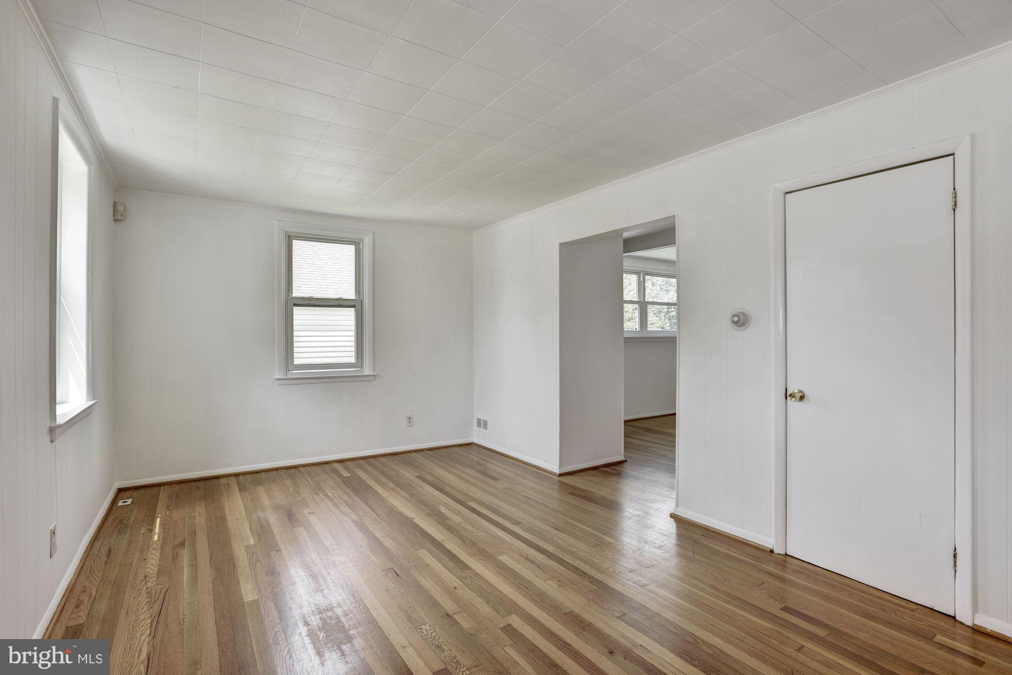 4226 Thorncliff Road Baltimore, MD 21236 - Photo 3 of 28 Living Room
