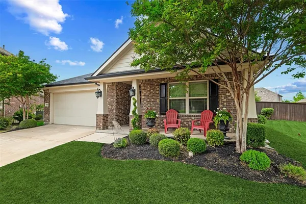 a view of a house with backyard and garden