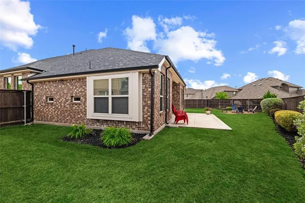 a view of a house with backyard and porch