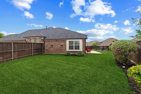 a view of a house with a backyard